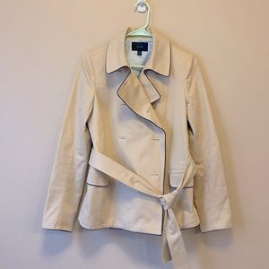 Faccionable women’s tan trench jacket